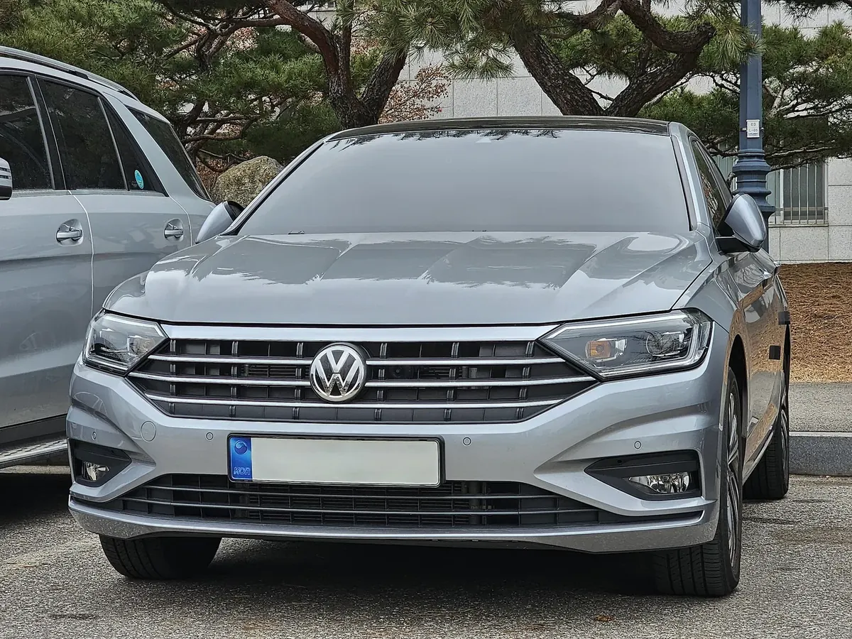Volkswagen Jetta 1.4 TSI plateado, vista frontal