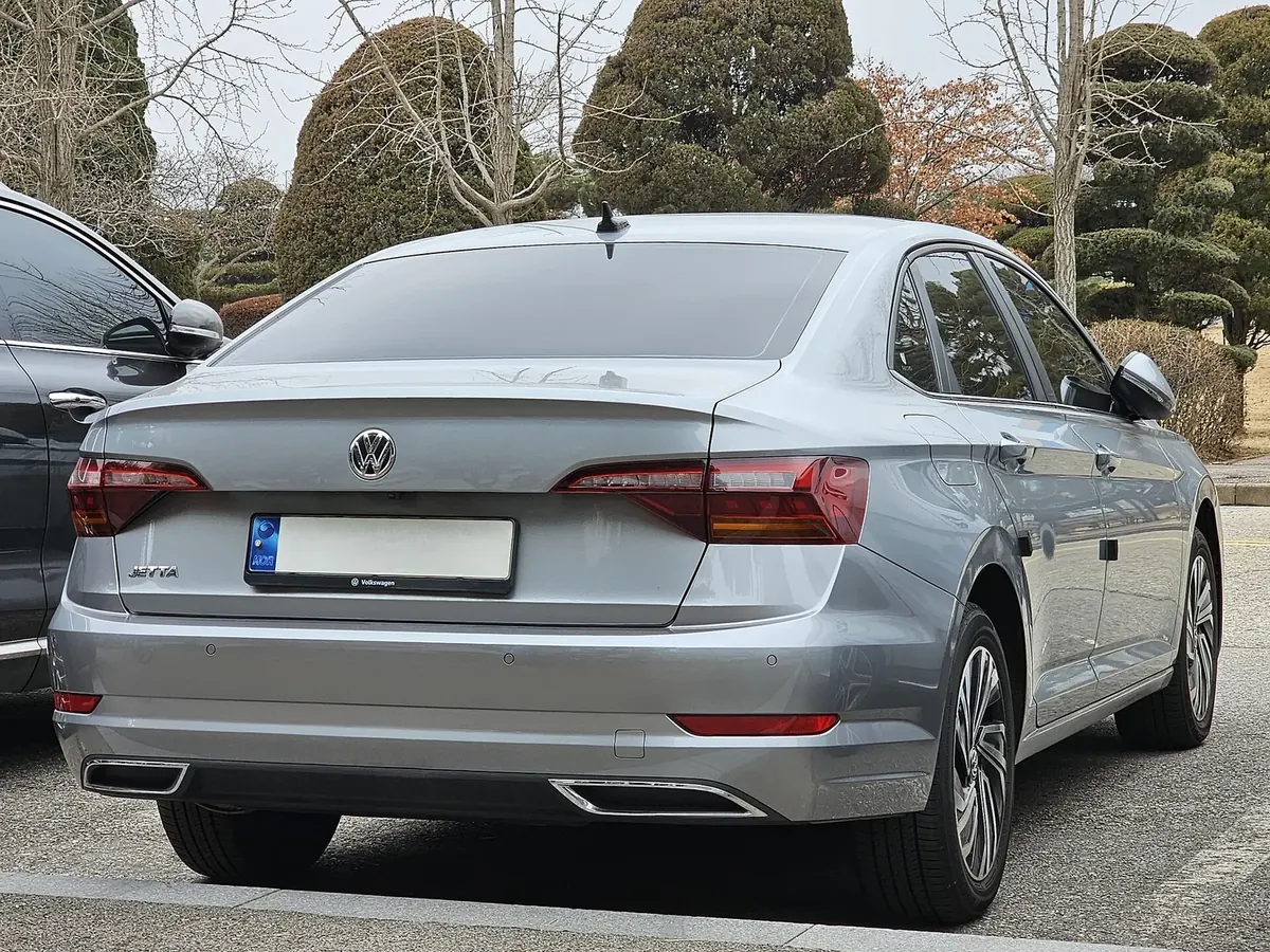 Volkswagen Jetta 1.4 TSI plateado, vista posterior diagonal