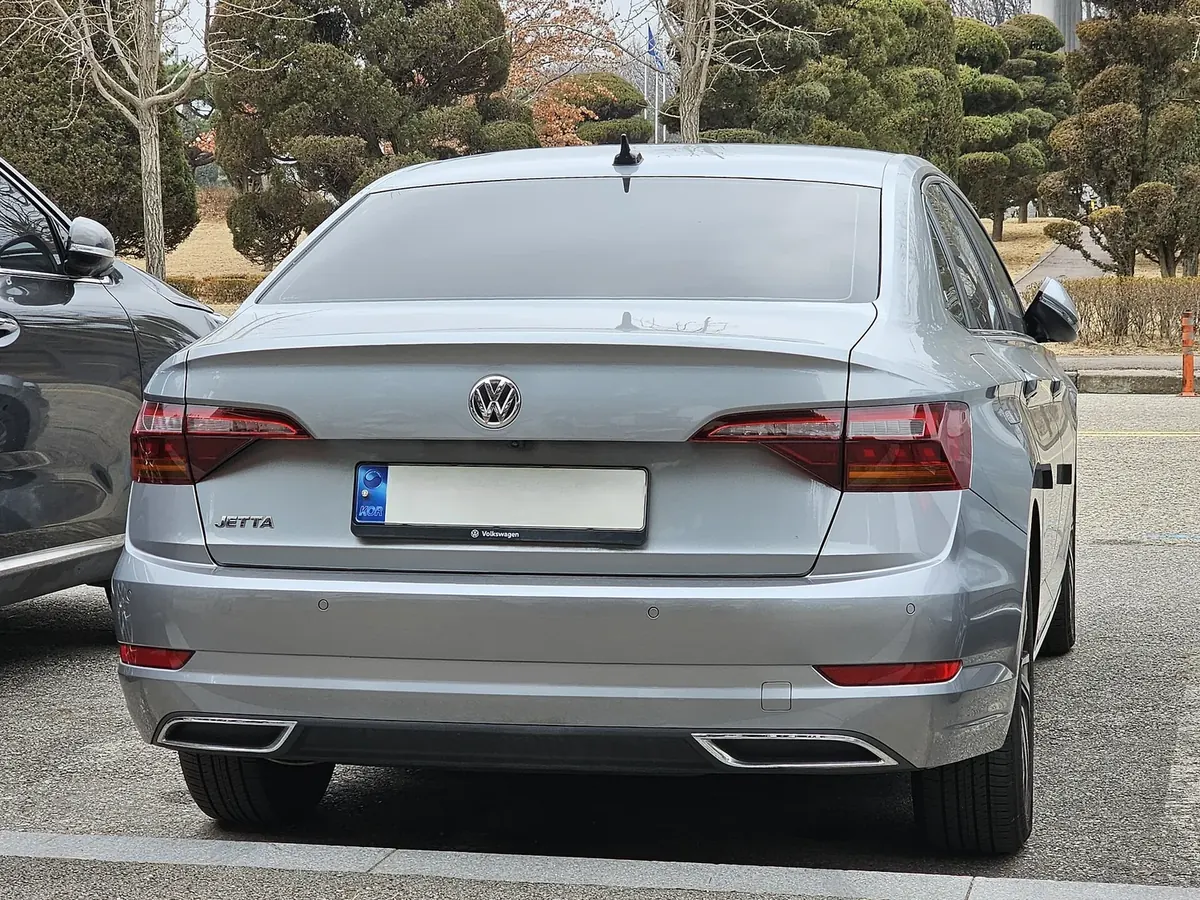 Volkswagen Jetta 1.4 TSI plateado, vista trasera