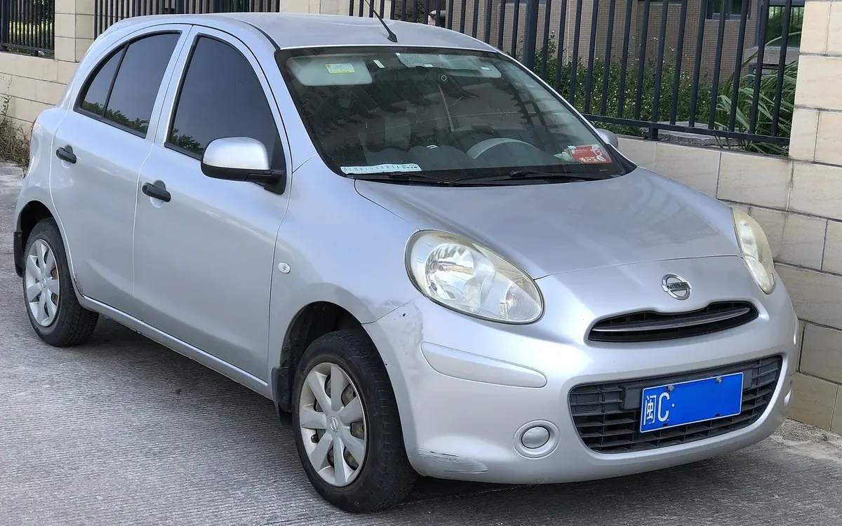 Nissan March K13 gris, vista lateral