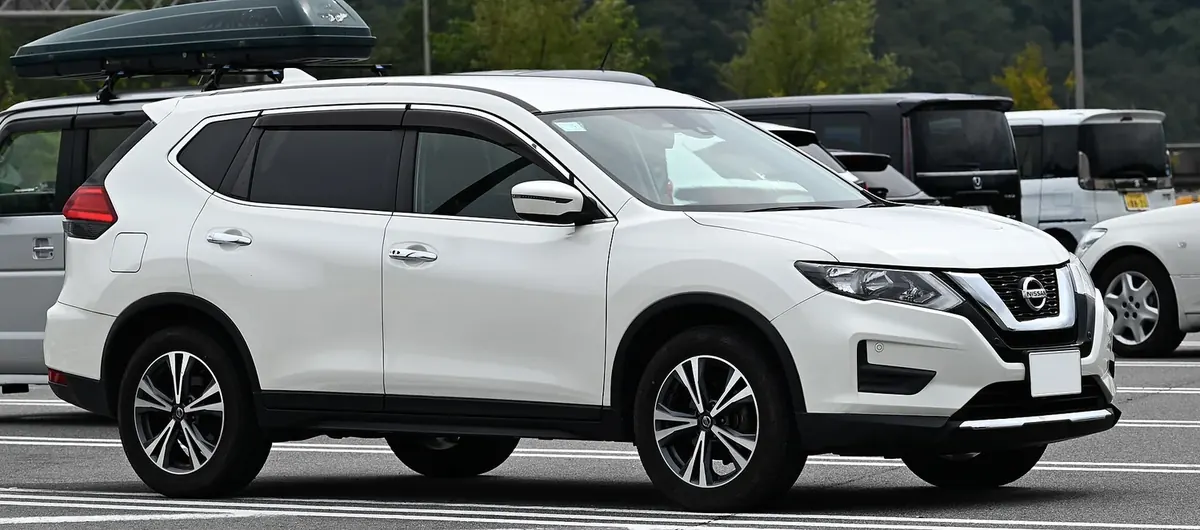 Nissan X-Trail T32 blanca, vista lateral