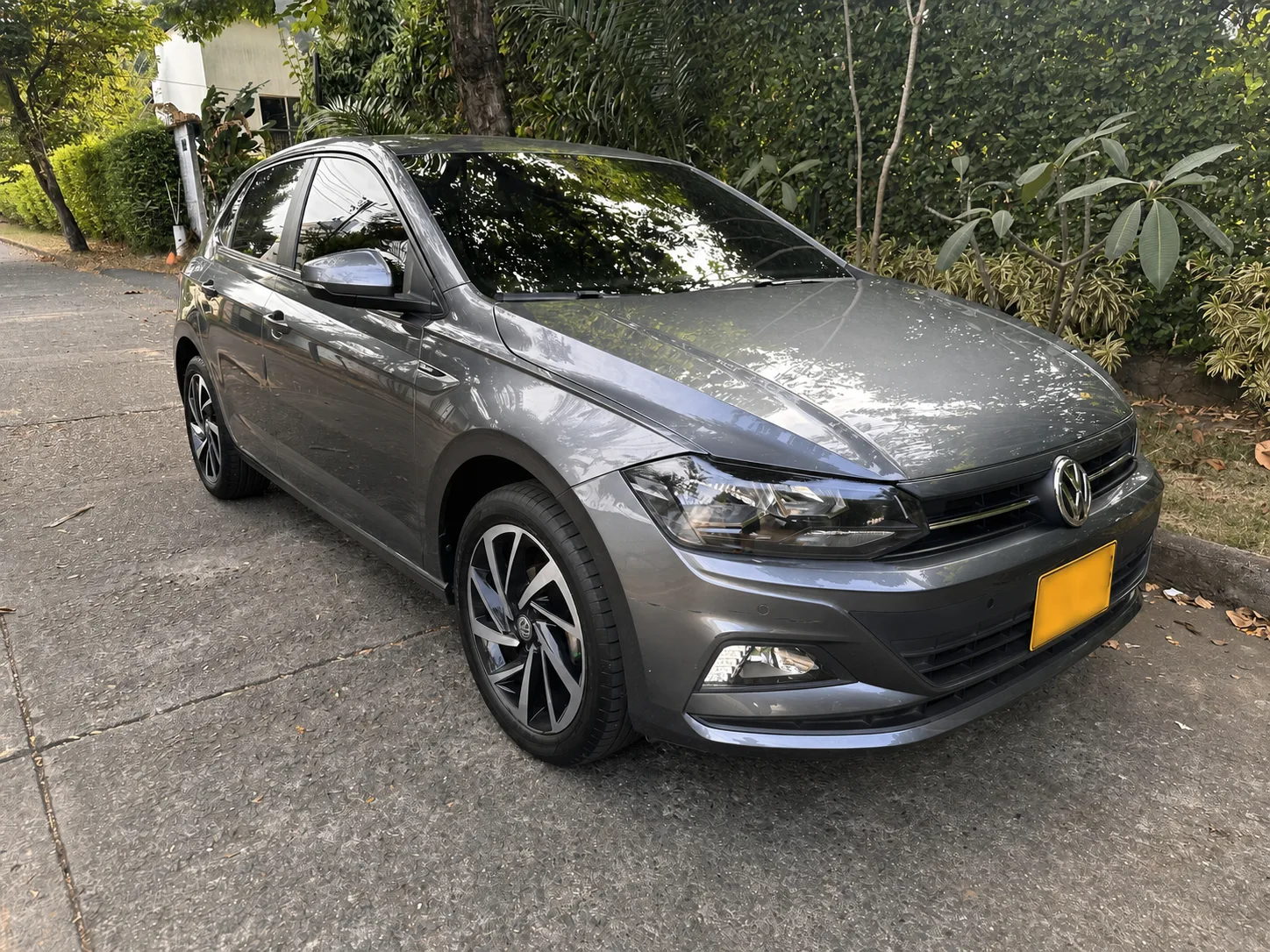 Volkswagen Polo Highline 2022 gris, vista frontal diagonal