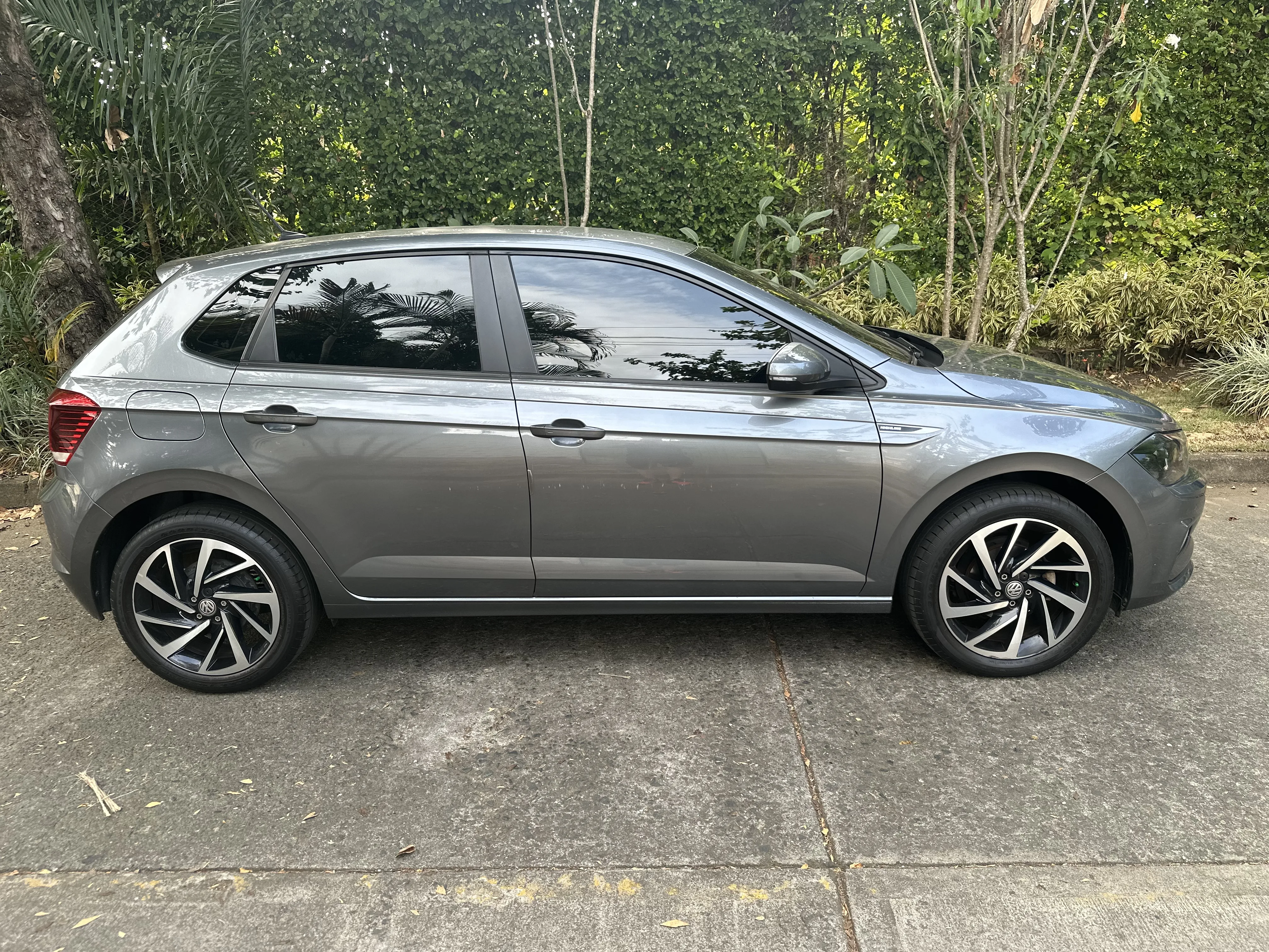 Vista lateral del Volkswagen Polo Highline gris