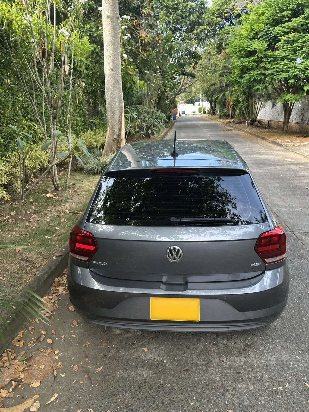Vista trasera del Volkswagen Polo Highline gris